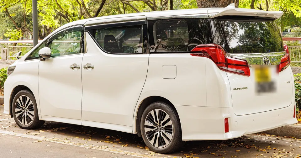 黑色的第二副車牌代表車輛獲准駛入廣東。車牌已模糊處理。