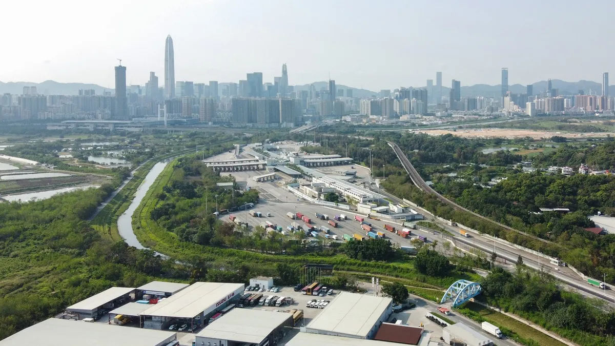 落馬洲管制站鳥瞰圖，後方是深圳天際線