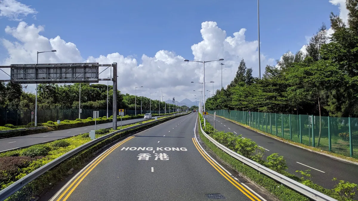 一條以中英文標示「香港」的公路行車線，通往邊境