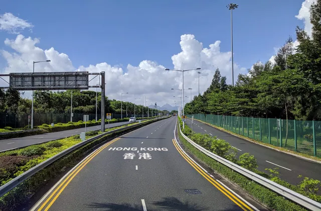 一條以中英文標示「香港」的公路行車線，通往邊境
