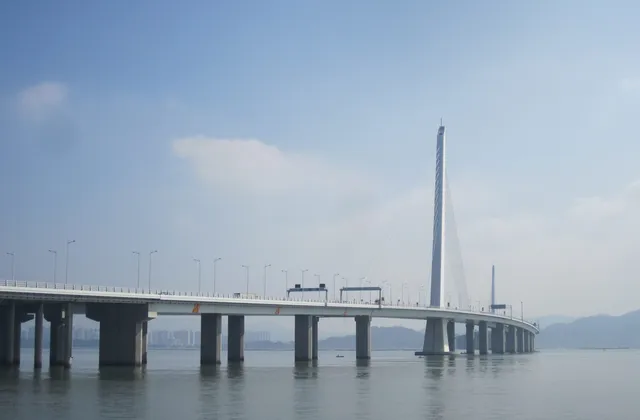 深圳灣大橋的斜拉索橋塔在海面上矗立